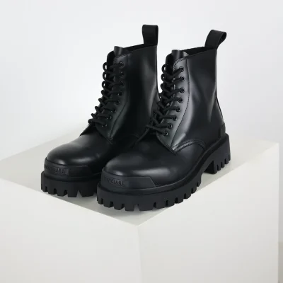 Balenciaga Lässige Martin-Stiefel aus glänzendem Leder mit dicker Sohle