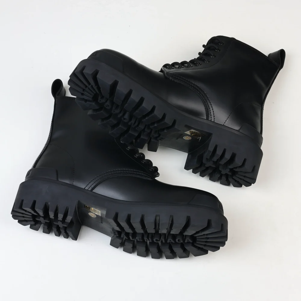 Balenciaga Lässige Martin-Stiefel aus glänzendem Leder mit dicker Sohle – Bild 8
