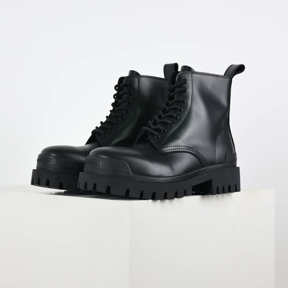 Balenciaga Lässige Martin-Stiefel aus glänzendem Leder mit dicker Sohle – Bild 3