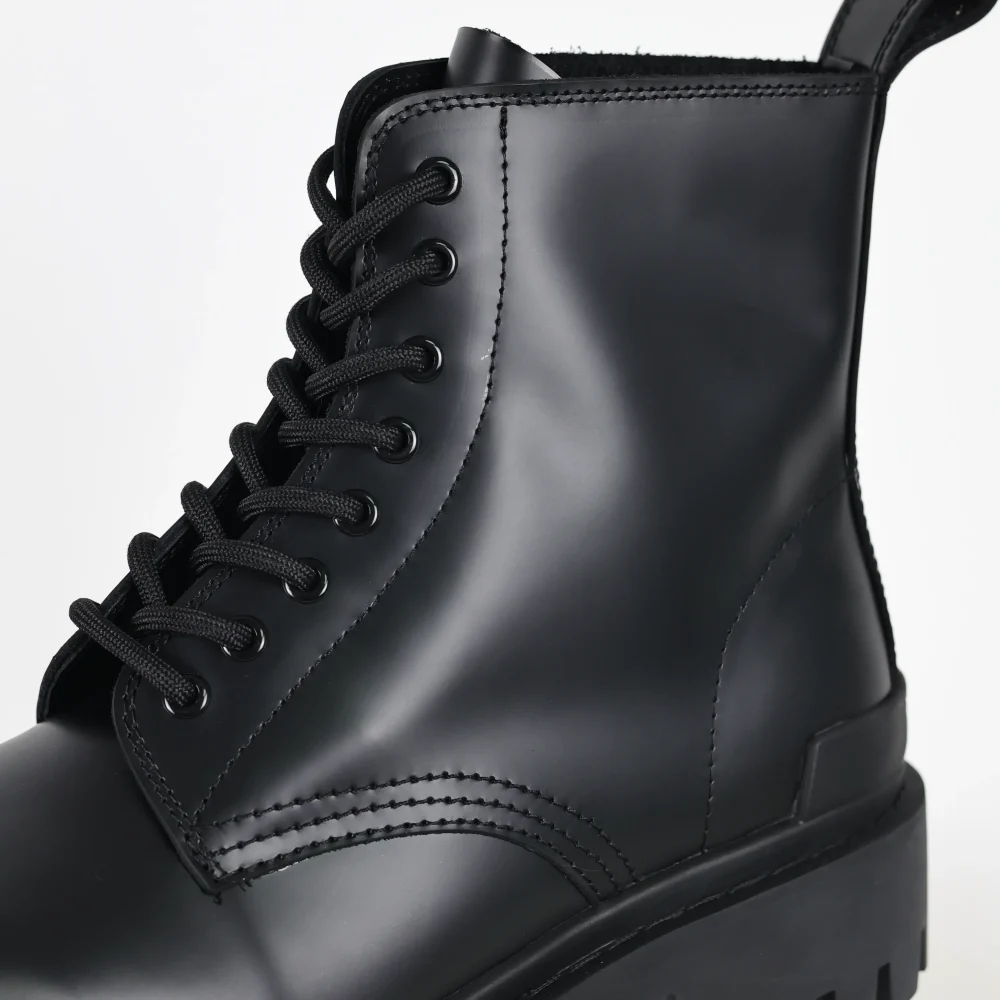 Balenciaga Lässige Martin-Stiefel aus glänzendem Leder mit dicker Sohle – Bild 11