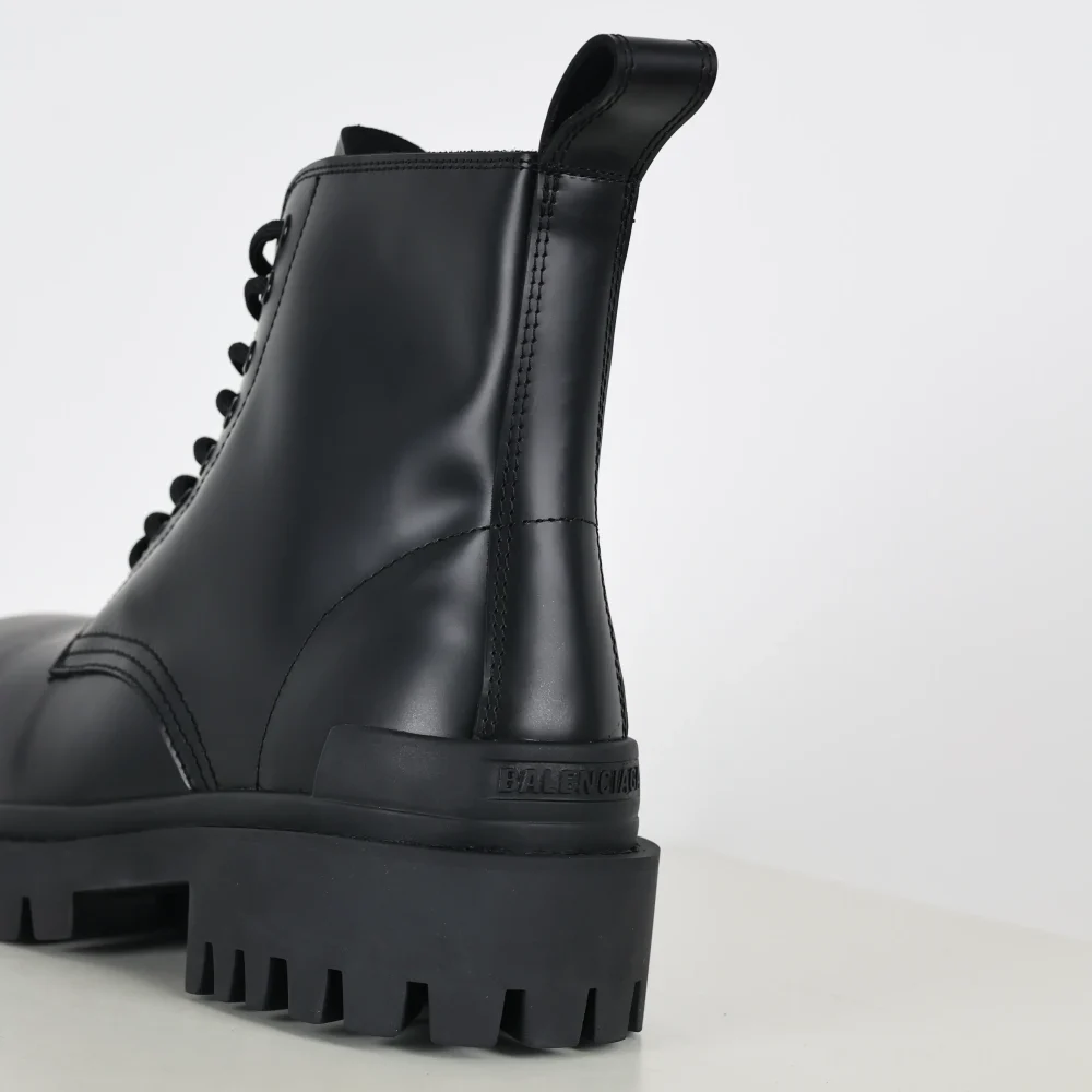 Balenciaga Lässige Martin-Stiefel aus glänzendem Leder mit dicker Sohle – Bild 10