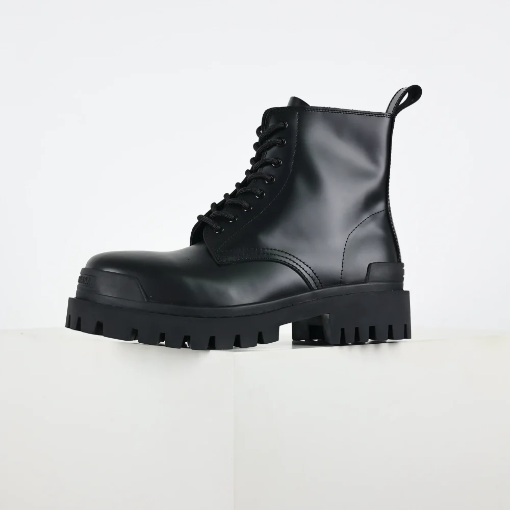 Balenciaga Lässige Martin-Stiefel aus glänzendem Leder mit dicker Sohle – Bild 5