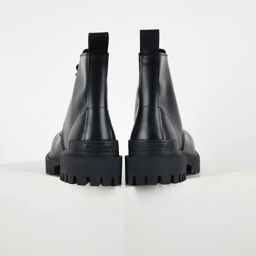 Balenciaga Lässige Martin-Stiefel aus glänzendem Leder mit dicker Sohle – Bild 4