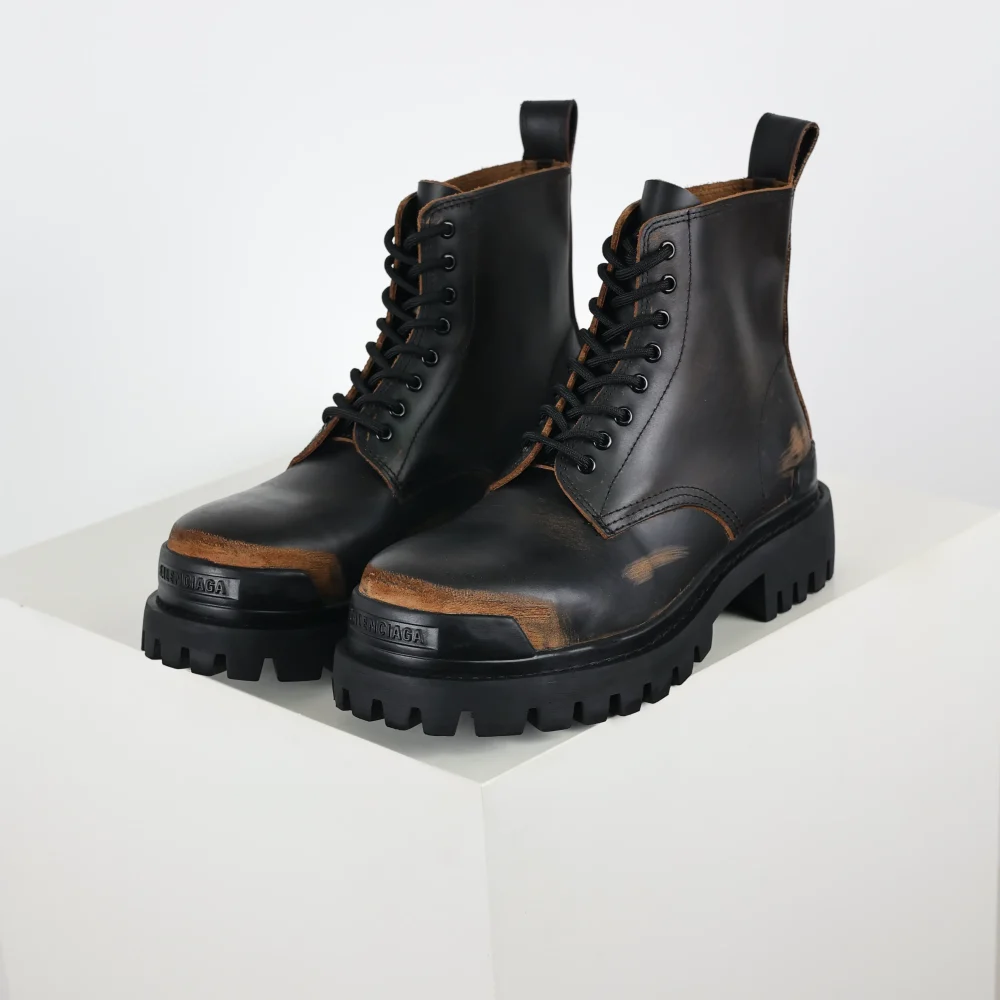 Balenciaga Lederstiefel aus echtem Leder mit dicker Sohle, abgeriebener Farbe, Distressed-Martin-Stiefel