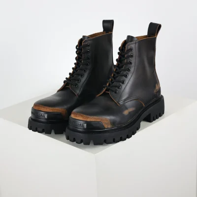 Balenciaga Lederstiefel aus echtem Leder mit dicker Sohle, abgeriebener Farbe, Distressed-Martin-Stiefel
