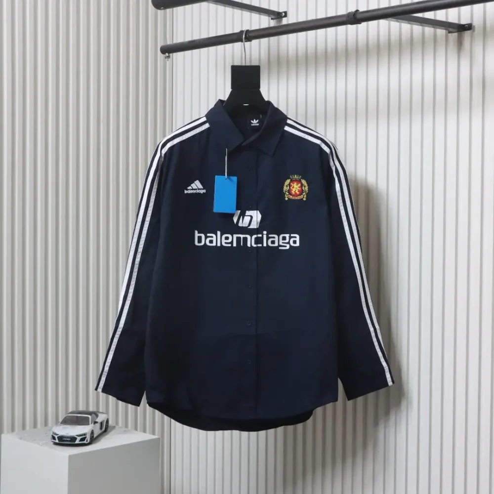 Balenciaga Manchester United Logo besticktes Bandhemd