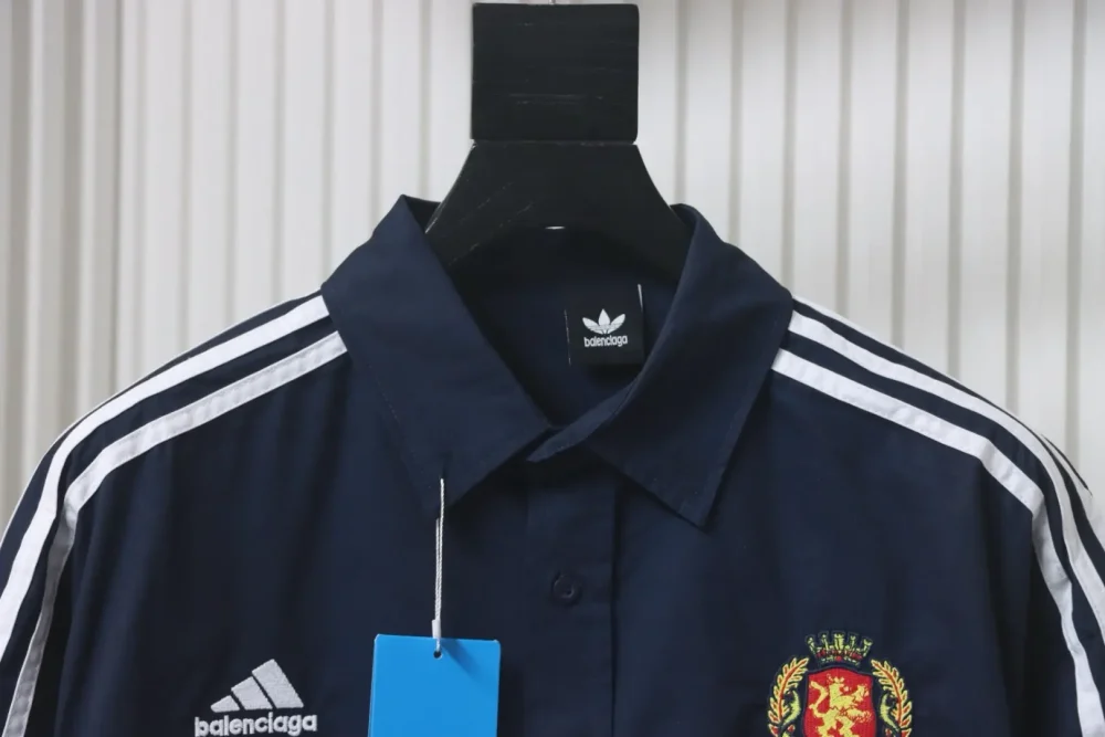 Balenciaga Manchester United Logo besticktes Bandhemd – Bild 3