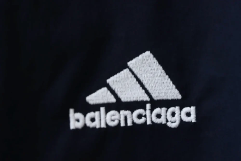 Balenciaga Manchester United Logo besticktes Bandhemd – Bild 5