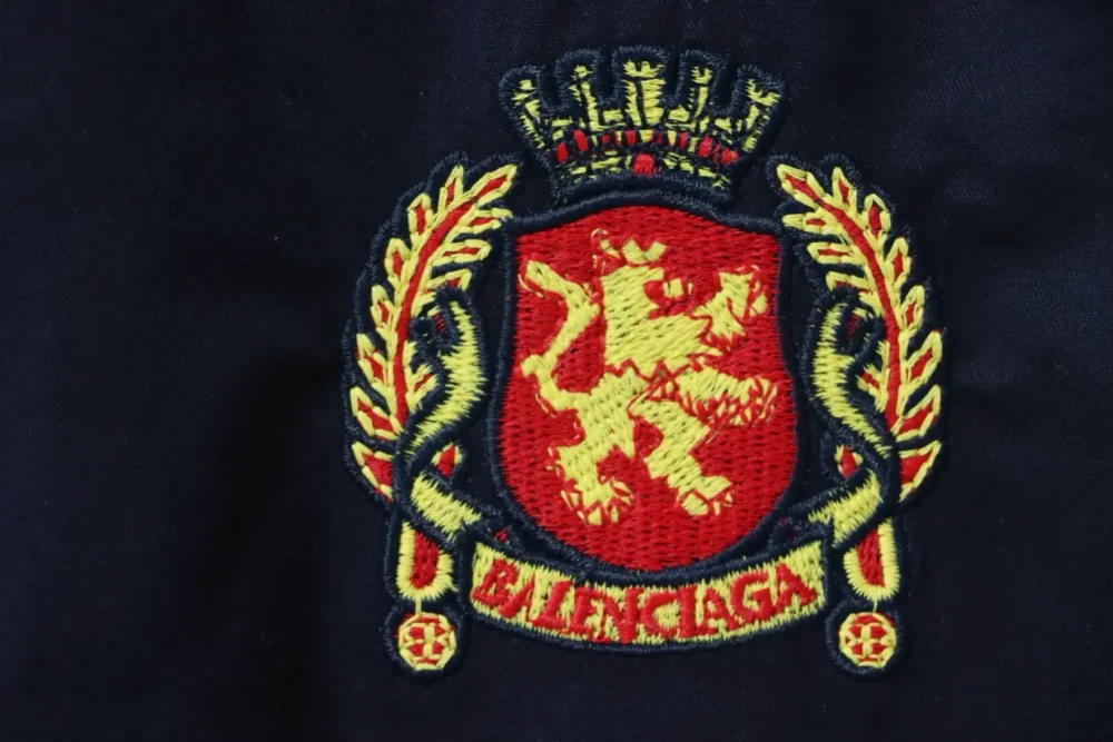 Balenciaga Manchester United Logo besticktes Bandhemd – Bild 7