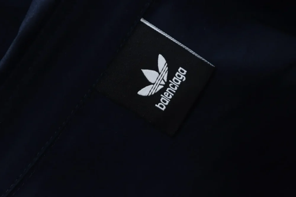 Balenciaga Manchester United Logo besticktes Bandhemd – Bild 9