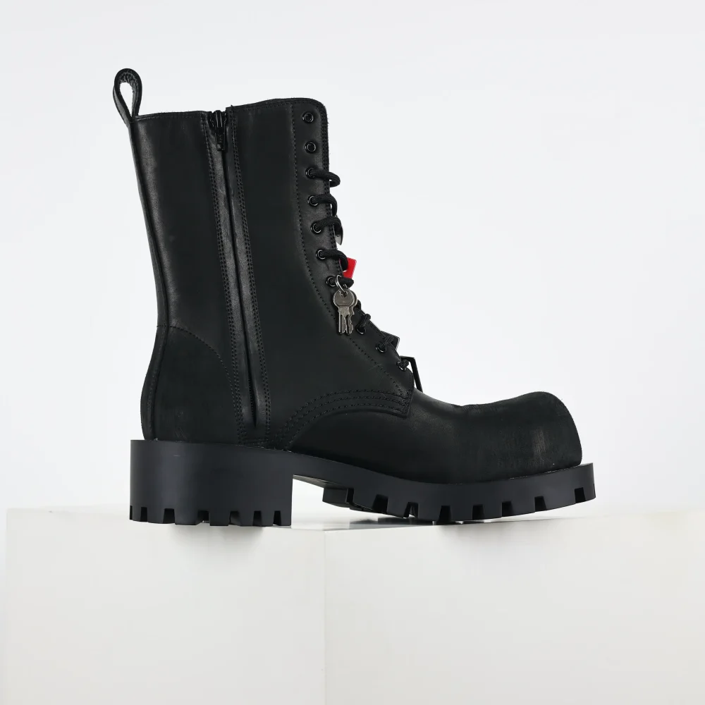 Balenciaga Martin-Stiefel mit großer Spitze und Schnallenverzierung – Bild 4