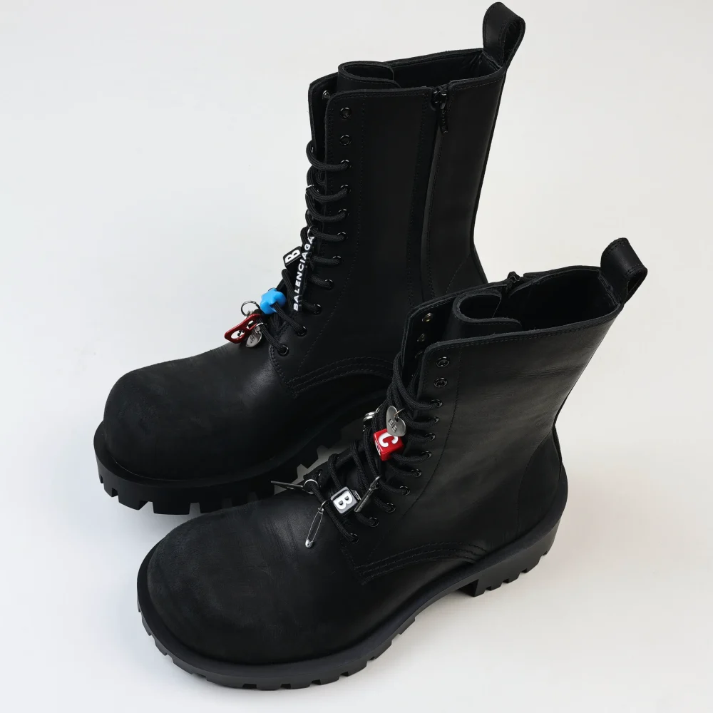 Balenciaga Martin-Stiefel mit großer Spitze und Schnallenverzierung – Bild 8