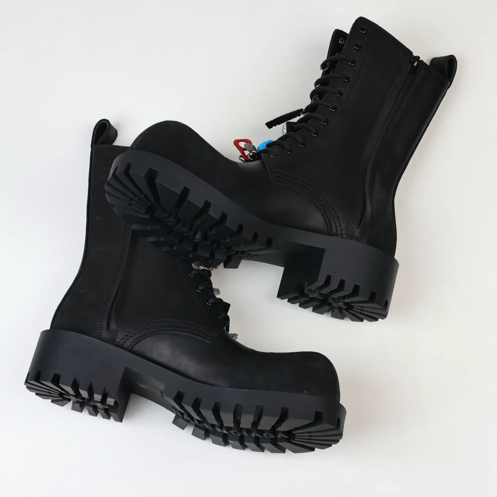 Balenciaga Martin-Stiefel mit großer Spitze und Schnallenverzierung – Bild 9