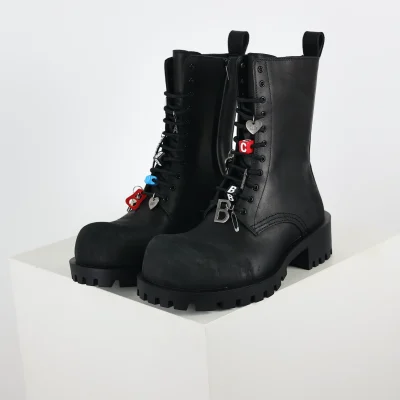 Balenciaga Martin-Stiefel mit großer Spitze und Schnallenverzierung