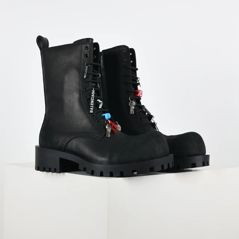 Balenciaga Martin-Stiefel mit großer Spitze und Schnallenverzierung – Bild 2