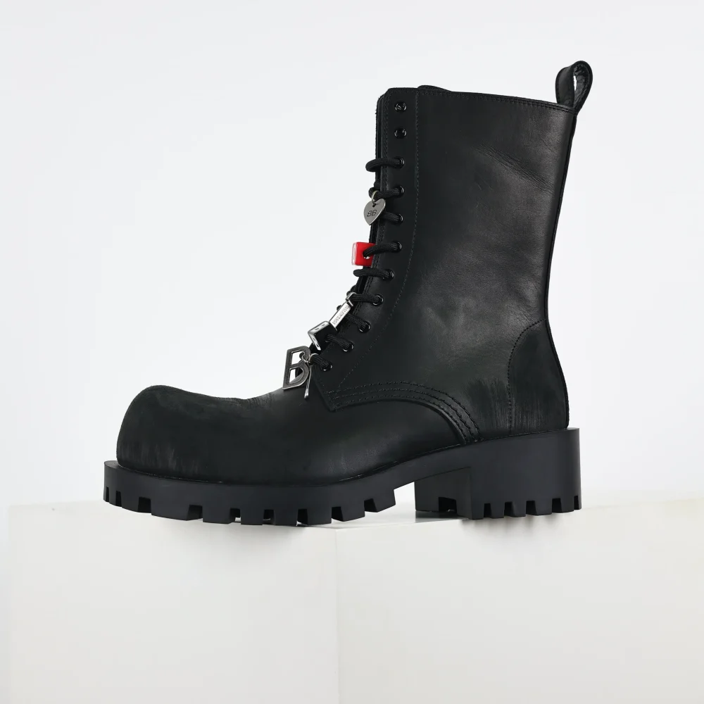 Balenciaga Martin-Stiefel mit großer Spitze und Schnallenverzierung – Bild 5