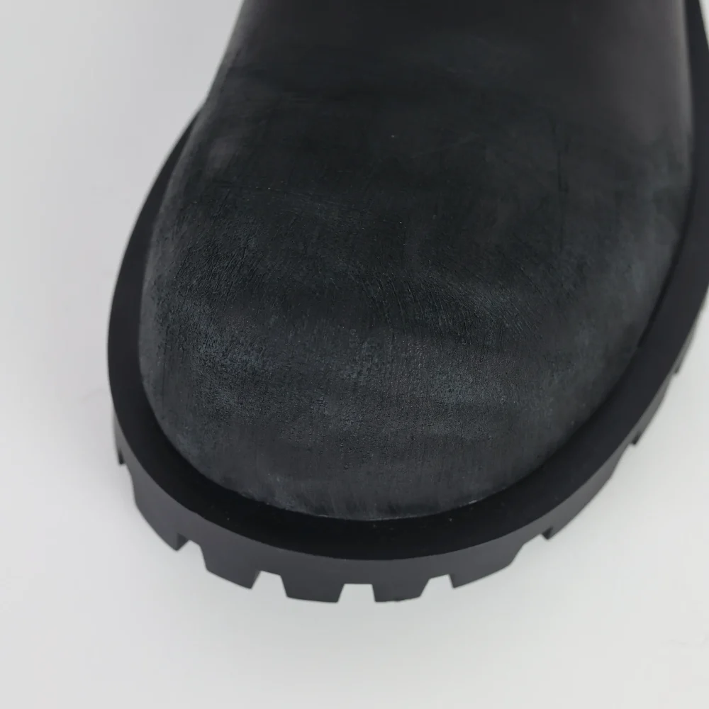 Balenciaga Martin-Stiefel mit großer Spitze und Schnallenverzierung – Bild 11