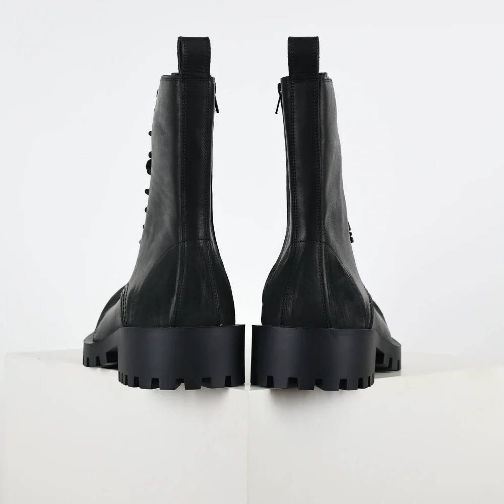Balenciaga Martin-Stiefel mit großer Spitze und Schnallenverzierung – Bild 7