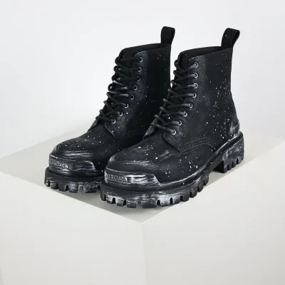 Balenciaga Plateauschuhe mit altem Leder im Mickey-Stil mit alten, mit Tinte bespritzten Martin-Stiefeln von Kopf