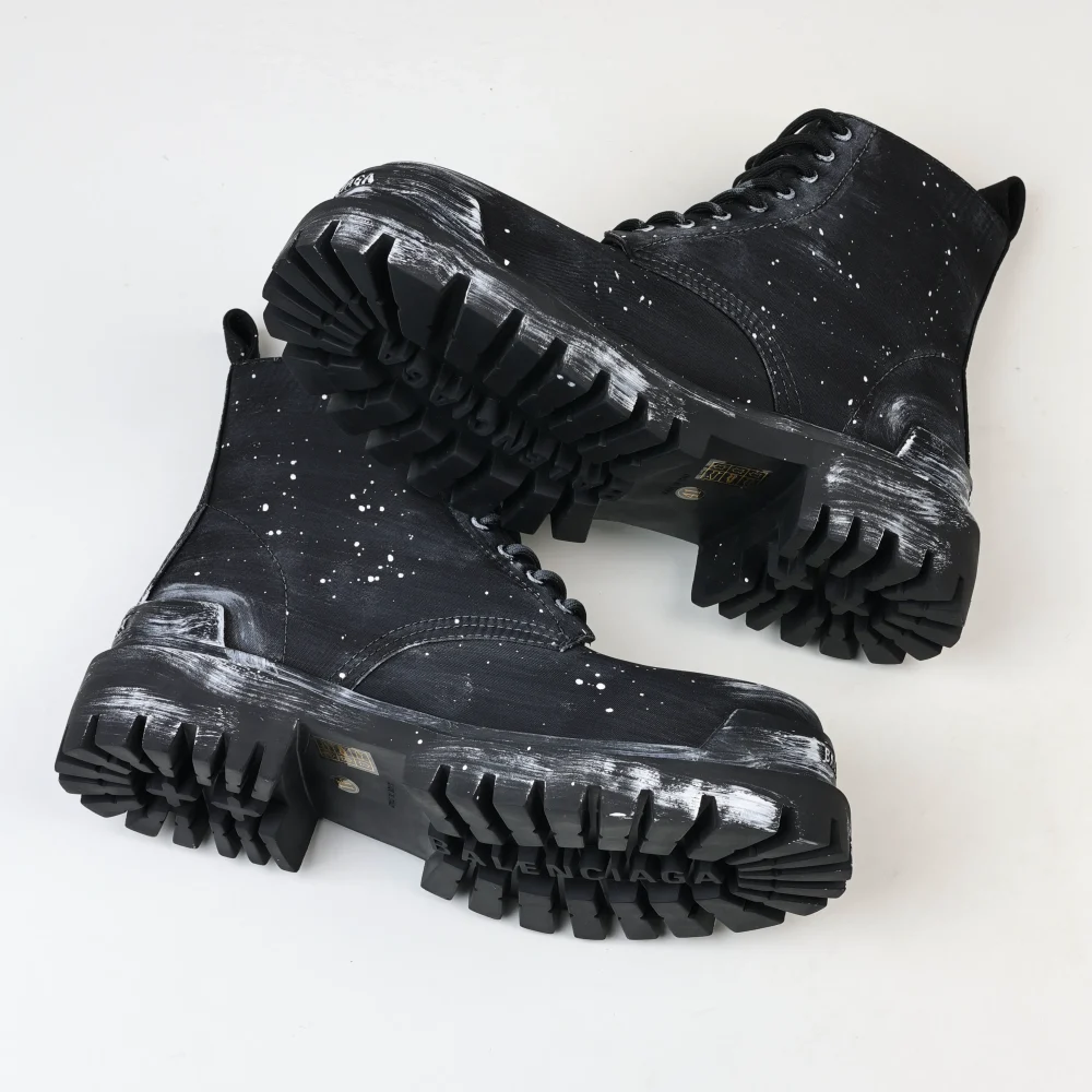 Balenciaga Plateauschuhe mit altem Leder im Mickey-Stil mit alten, mit Tinte bespritzten Martin-Stiefeln von Kopf – Bild 8