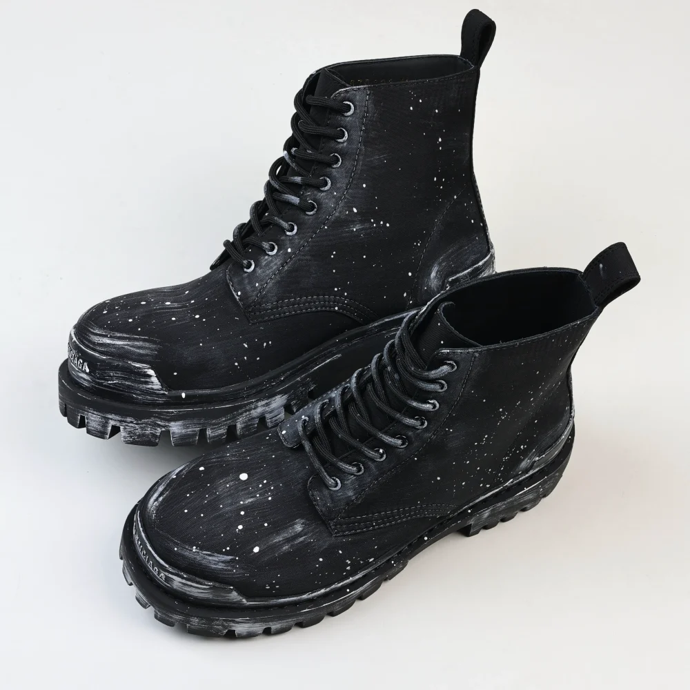 Balenciaga Plateauschuhe mit altem Leder im Mickey-Stil mit alten, mit Tinte bespritzten Martin-Stiefeln von Kopf – Bild 7