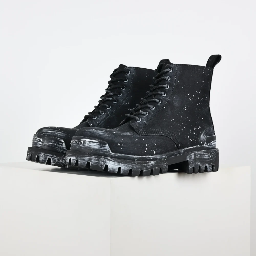 Balenciaga Plateauschuhe mit altem Leder im Mickey-Stil mit alten, mit Tinte bespritzten Martin-Stiefeln von Kopf – Bild 3