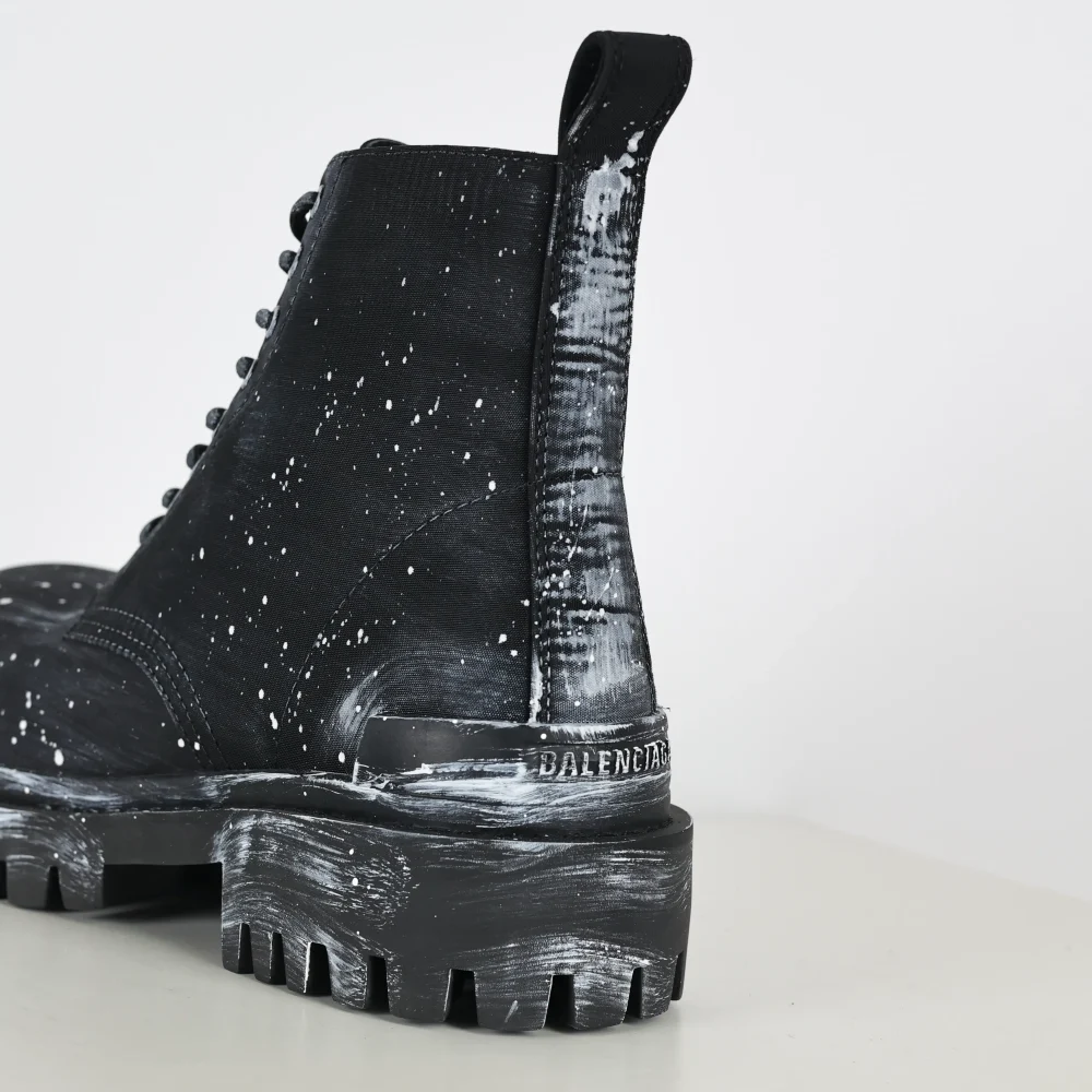 Balenciaga Plateauschuhe mit altem Leder im Mickey-Stil mit alten, mit Tinte bespritzten Martin-Stiefeln von Kopf – Bild 9