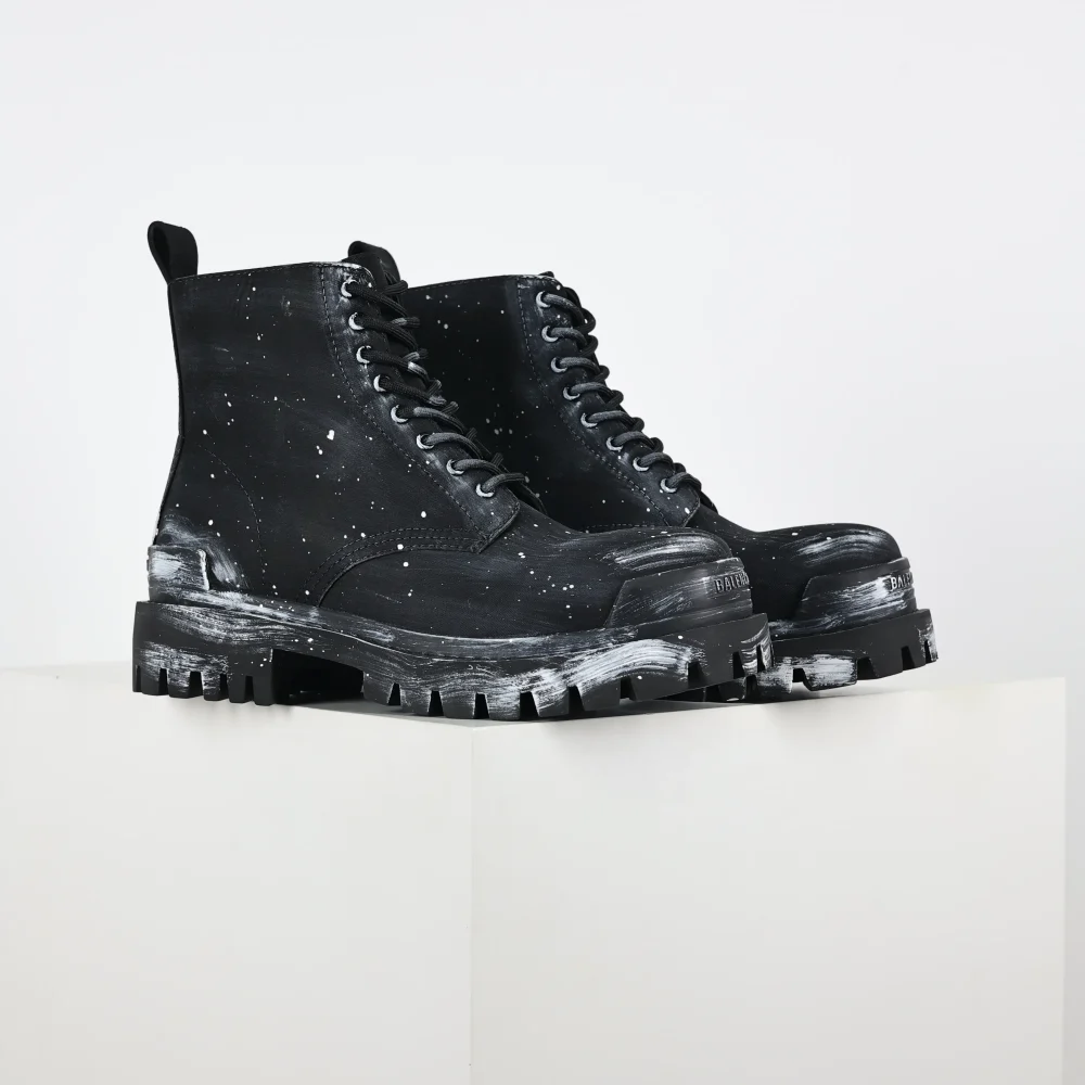 Balenciaga Plateauschuhe mit altem Leder im Mickey-Stil mit alten, mit Tinte bespritzten Martin-Stiefeln von Kopf – Bild 2