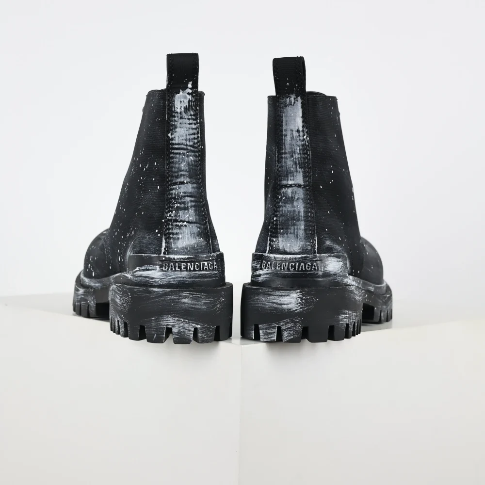 Balenciaga Plateauschuhe mit altem Leder im Mickey-Stil mit alten, mit Tinte bespritzten Martin-Stiefeln von Kopf – Bild 4