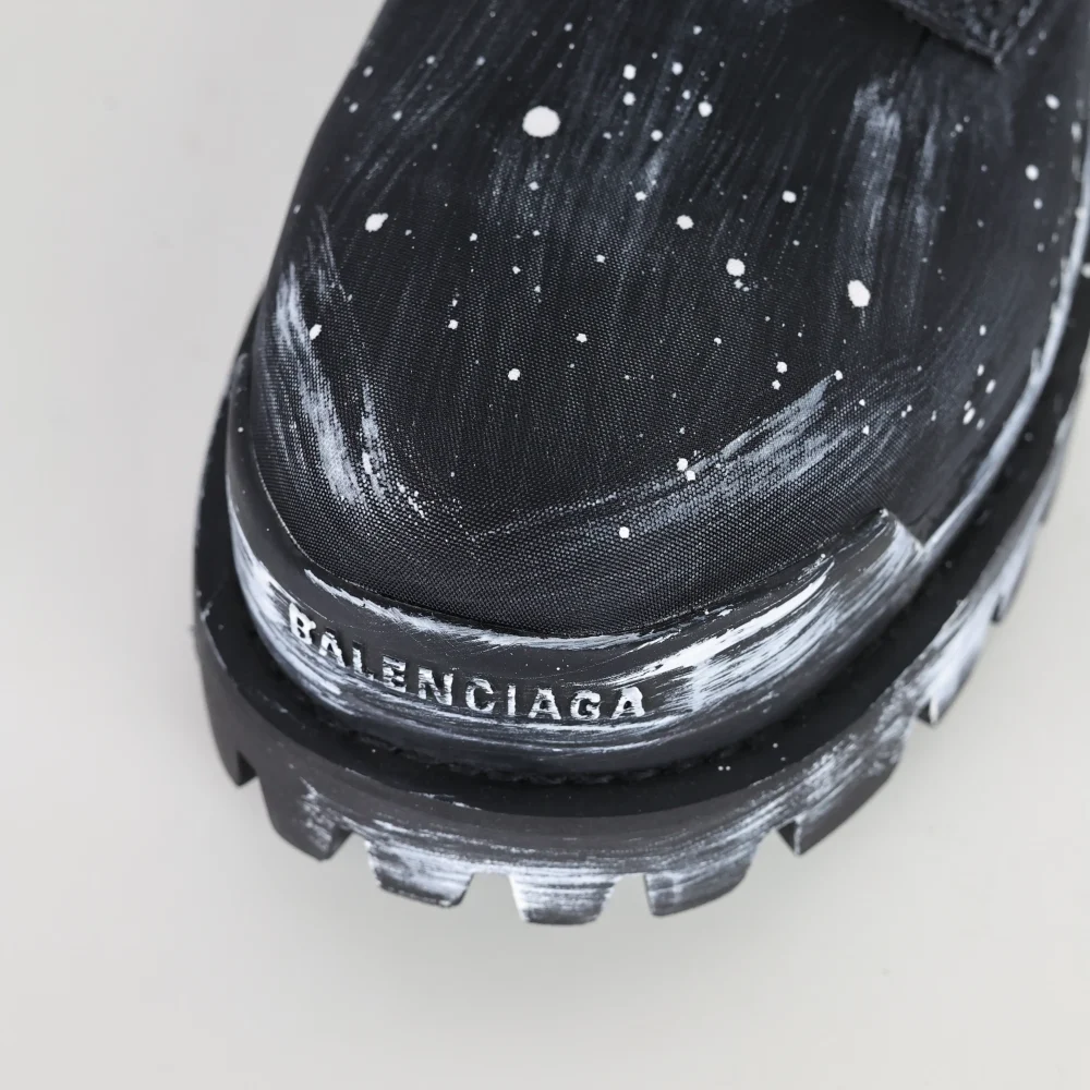 Balenciaga Plateauschuhe mit altem Leder im Mickey-Stil mit alten, mit Tinte bespritzten Martin-Stiefeln von Kopf – Bild 11