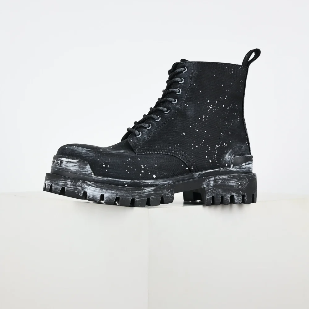 Balenciaga Plateauschuhe mit altem Leder im Mickey-Stil mit alten, mit Tinte bespritzten Martin-Stiefeln von Kopf – Bild 5