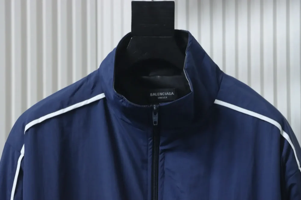 Balenciaga Show-Piece-Schleife – doppelseitige Lederjacke mit besticktem Sportsymbol – Bild 3