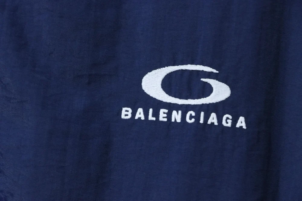 Balenciaga Show-Piece-Schleife – doppelseitige Lederjacke mit besticktem Sportsymbol – Bild 5