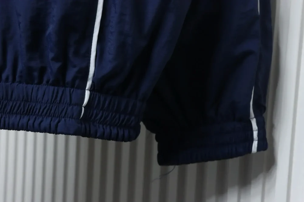 Balenciaga Show-Piece-Schleife – doppelseitige Lederjacke mit besticktem Sportsymbol – Bild 6