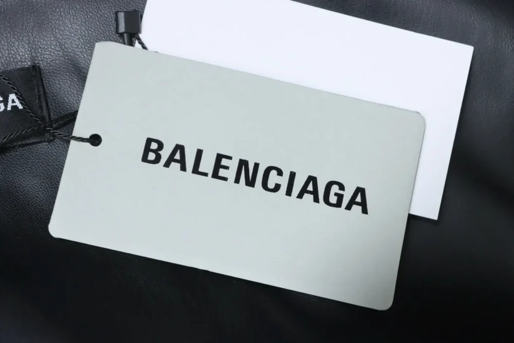 Balenciaga Show-Piece-Schleife – doppelseitige Lederjacke mit besticktem Sportsymbol – Bild 9