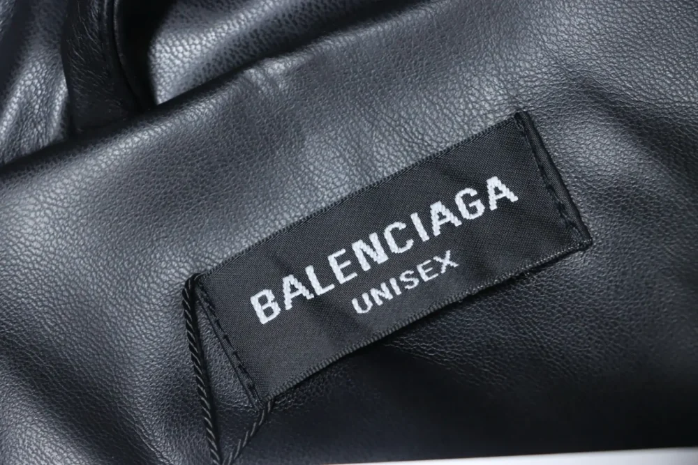 Balenciaga Show-Piece-Schleife – doppelseitige Lederjacke mit besticktem Sportsymbol – Bild 8