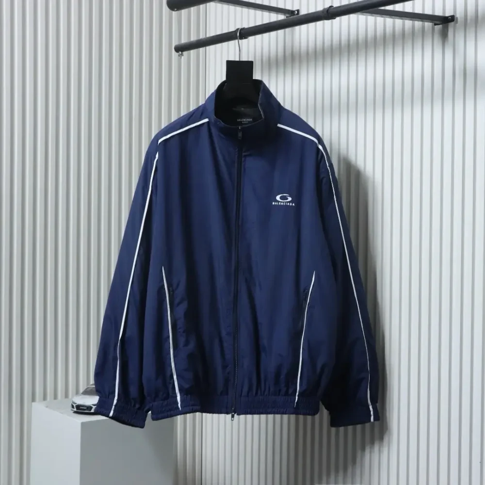 Balenciaga Show-Piece-Schleife – doppelseitige Lederjacke mit besticktem Sportsymbol