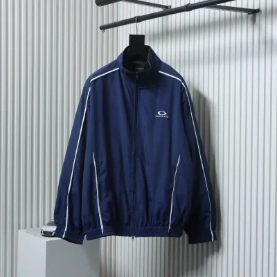 Balenciaga Show-Piece-Schleife – doppelseitige Lederjacke mit besticktem Sportsymbol
