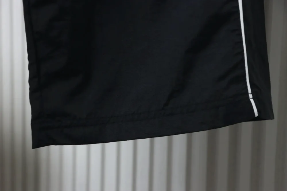 Balenciaga Sportanzughose mit weißen Streifen und Halbkreisstickerei – Bild 6