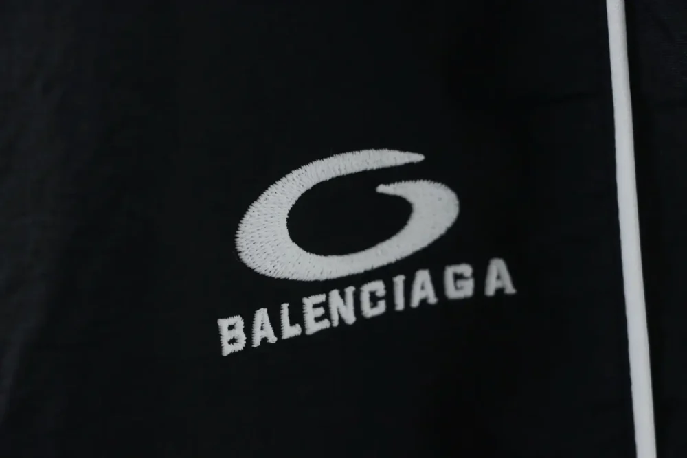 Balenciaga Sportanzughose mit weißen Streifen und Halbkreisstickerei – Bild 4