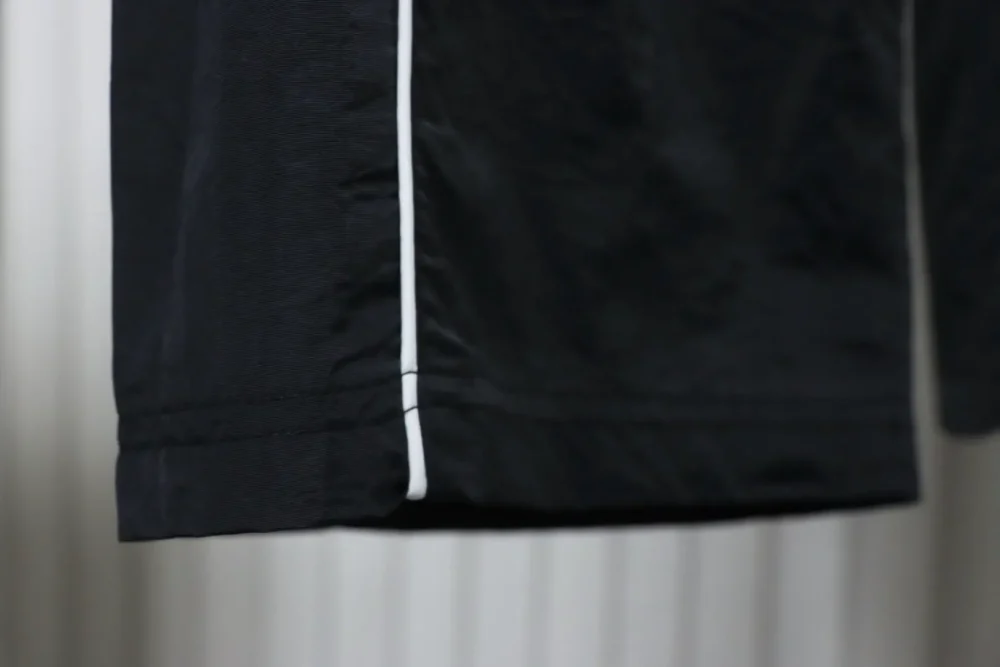 Balenciaga Sportanzughose mit weißen Streifen und Halbkreisstickerei – Bild 5