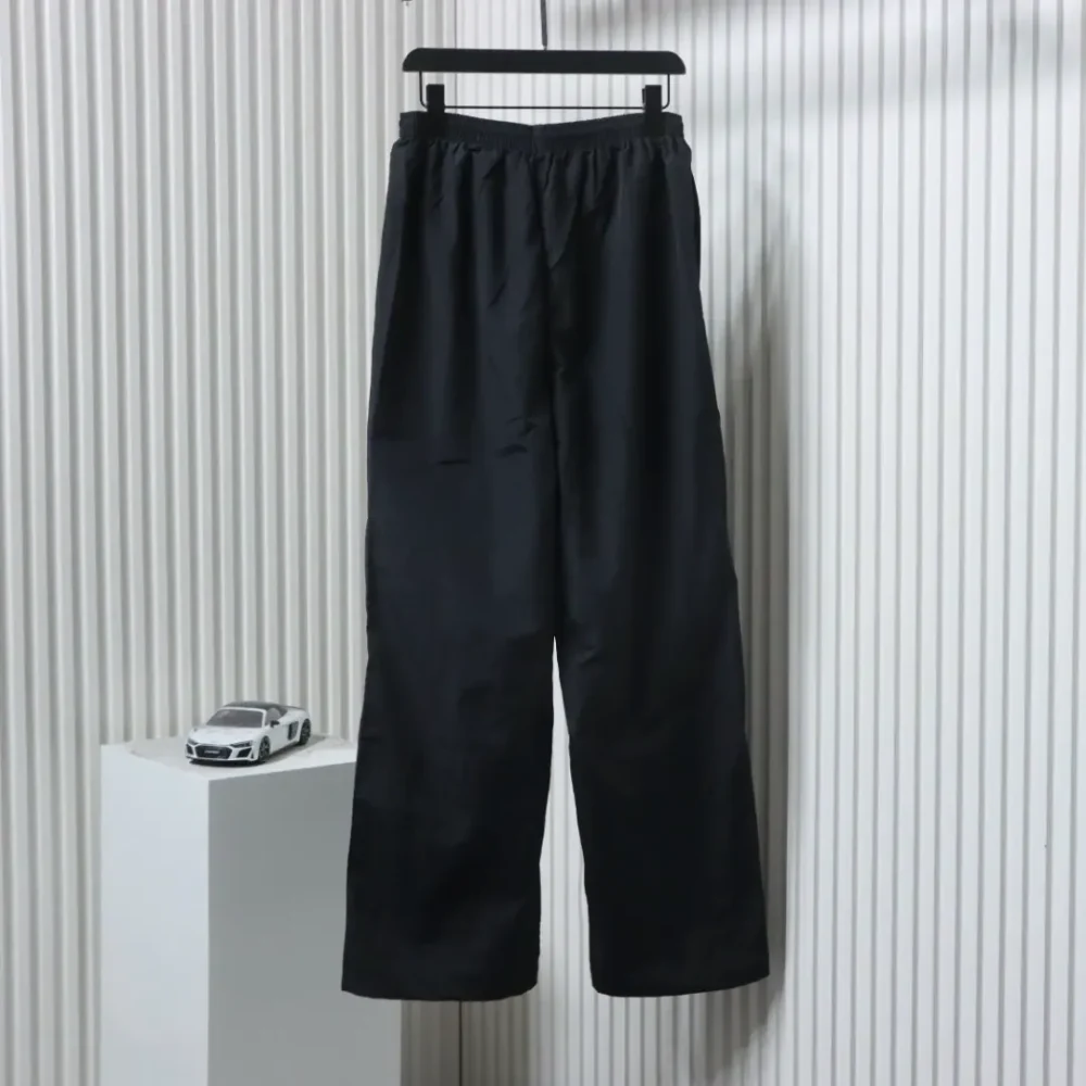 Balenciaga Sportanzughose mit weißen Streifen und Halbkreisstickerei – Bild 2