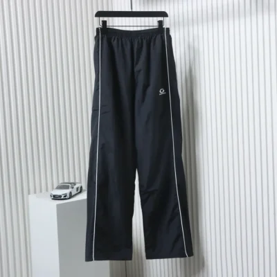 Balenciaga Sportanzughose mit weißen Streifen und Halbkreisstickerei
