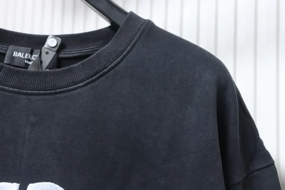 Balenciaga Sweatshirt mit Rundhalsausschnitt und verwaschenem, beschädigtem Farbverlauf und handbemalten Schreibschriftbuchstaben – Bild 6