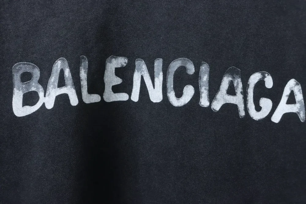 Balenciaga Sweatshirt mit Rundhalsausschnitt und verwaschenem, beschädigtem Farbverlauf und handbemalten Schreibschriftbuchstaben – Bild 9