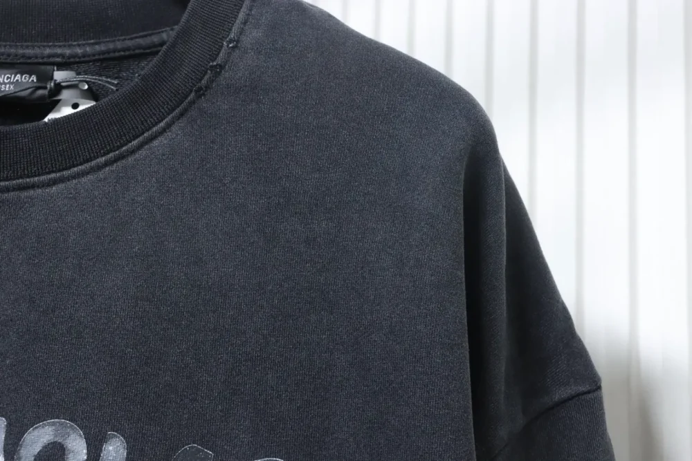 Balenciaga Sweatshirt mit Rundhalsausschnitt und verwaschenem, beschädigtem Farbverlauf und handbemalten Schreibschriftbuchstaben – Bild 6