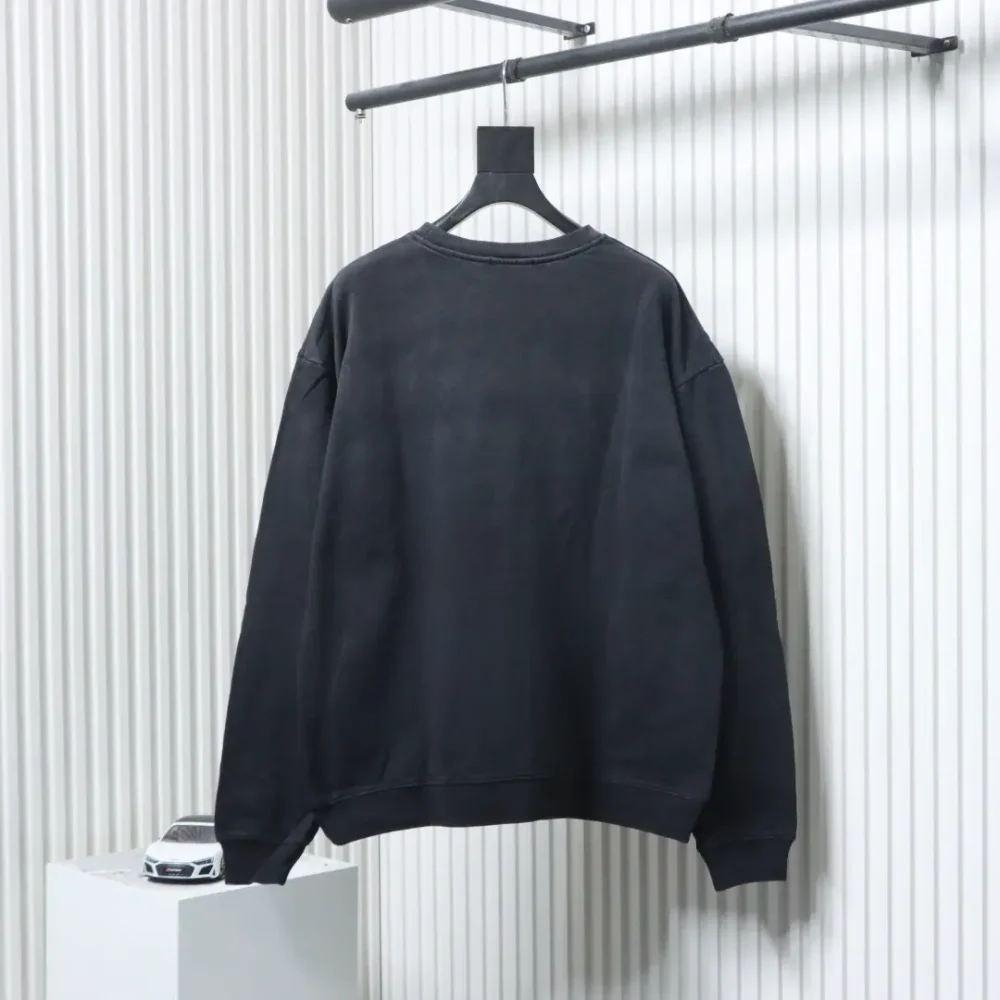 Balenciaga Sweatshirt mit Rundhalsausschnitt und verwaschenem, beschädigtem Farbverlauf und handbemalten Schreibschriftbuchstaben – Bild 2