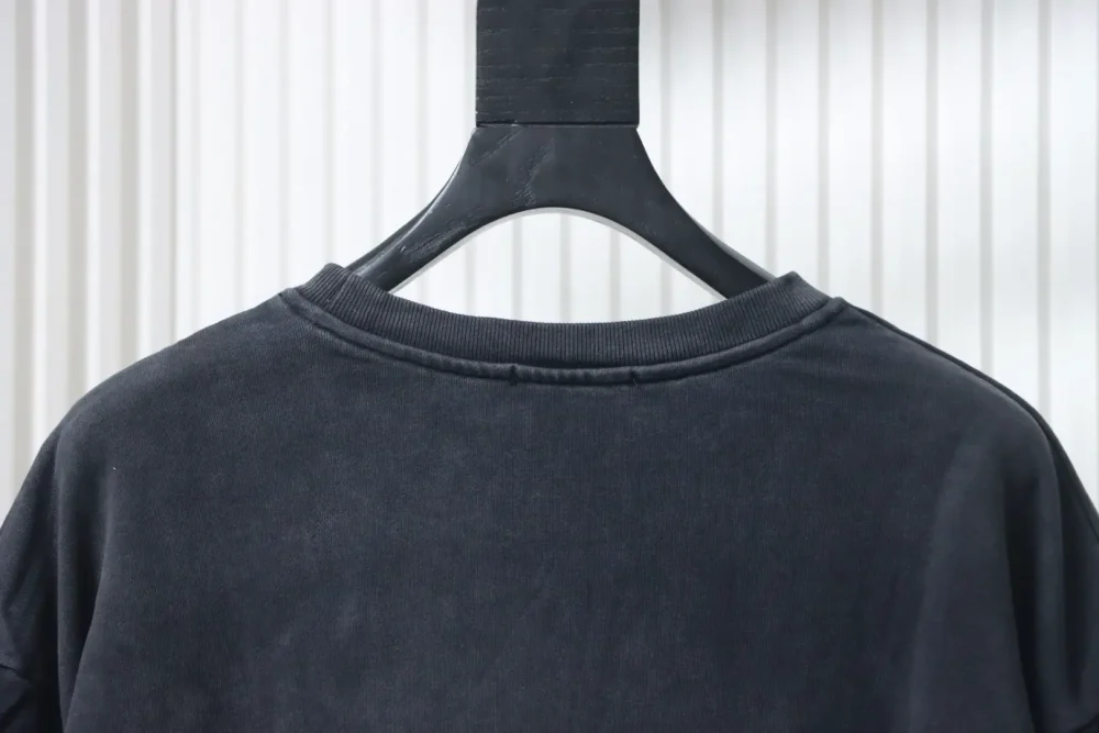 Balenciaga Sweatshirt mit Rundhalsausschnitt und verwaschenem, beschädigtem Farbverlauf und handbemalten Schreibschriftbuchstaben – Bild 3