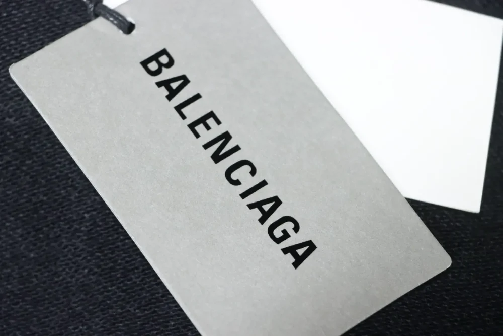 Balenciaga Sweatshirt mit Rundhalsausschnitt und verwaschenem, beschädigtem Farbverlauf und handbemalten Schreibschriftbuchstaben – Bild 8