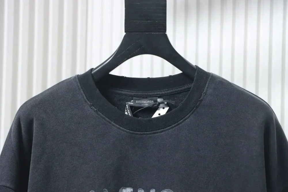 Balenciaga Sweatshirt mit Rundhalsausschnitt und verwaschenem, beschädigtem Farbverlauf und handbemalten Schreibschriftbuchstaben – Bild 3